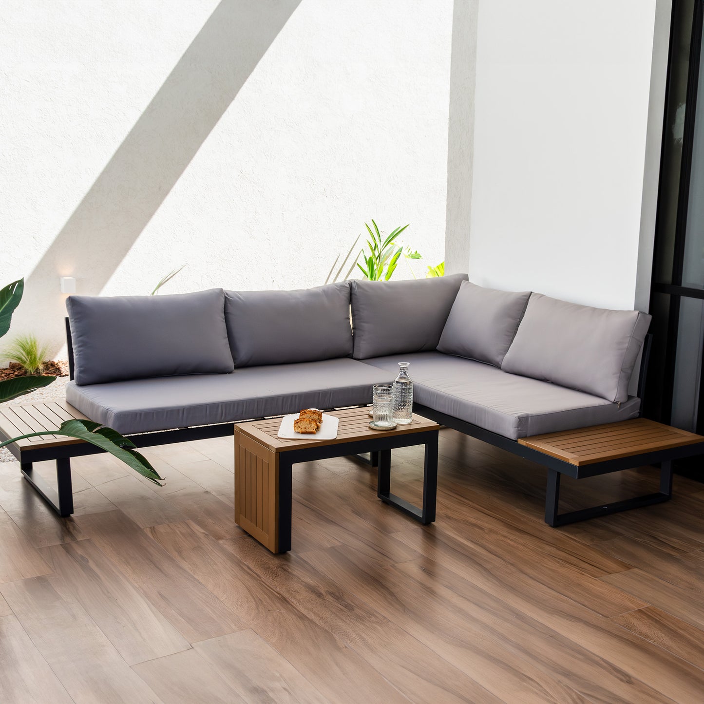 Set de Exterior Saigon Sofá Seccional + Mesa de Centro