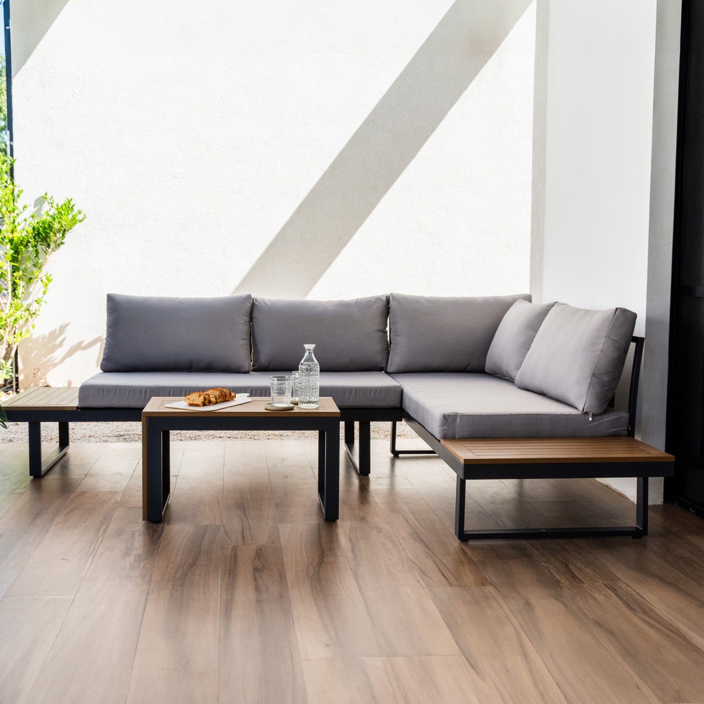 Set de Exterior Saigon Sofá Seccional + Mesa de Centro