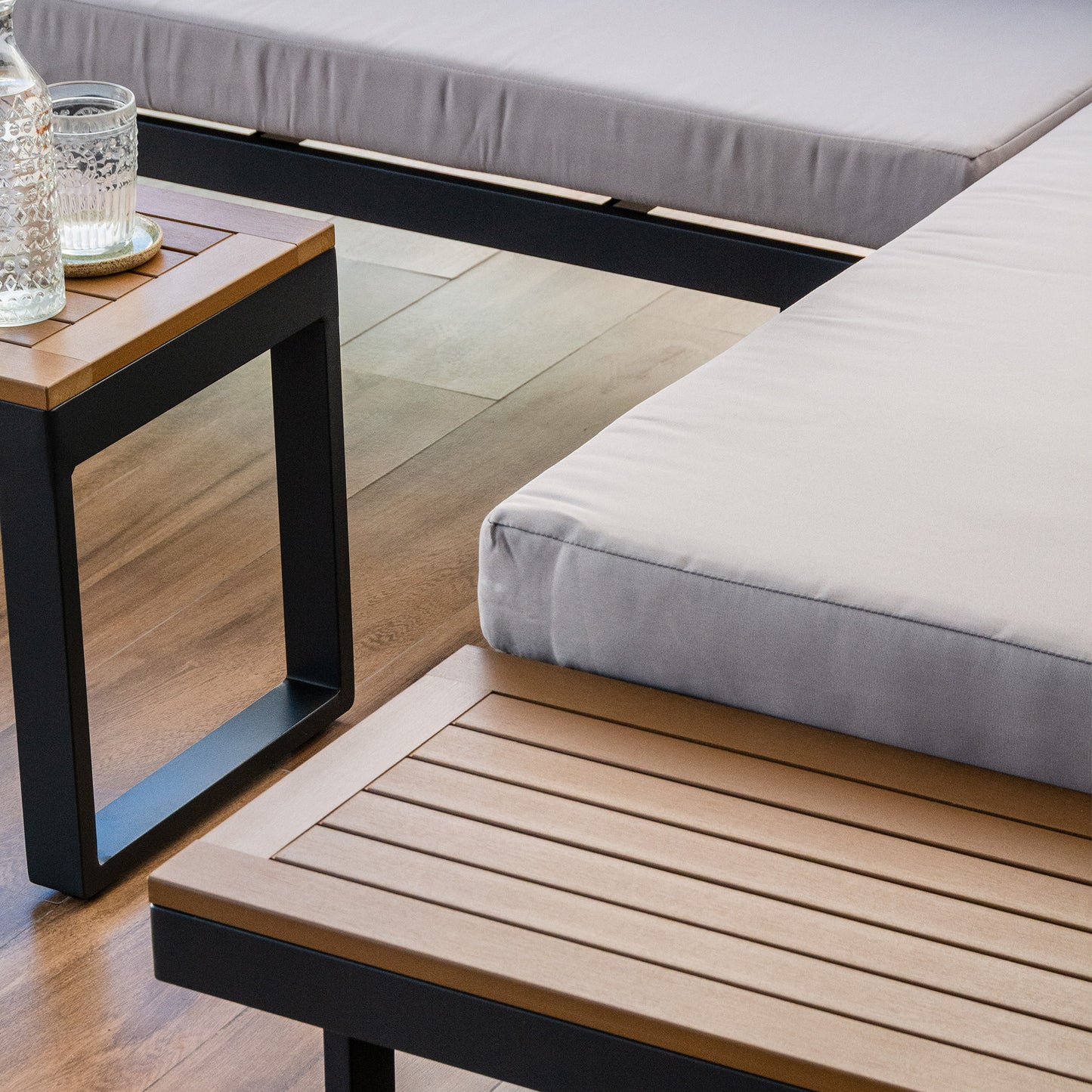 Set de Exterior Saigon Sofá Seccional + Mesa de Centro